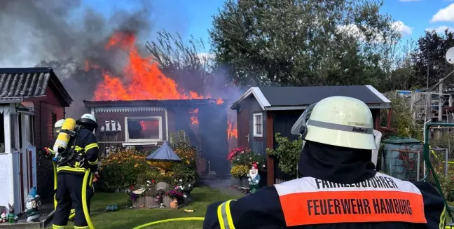 Einsatz für die Feuerwehr Am Radeland: Dort brannten mehrere Gartenlauben.  Foto: Lenthe-Medien/Presang