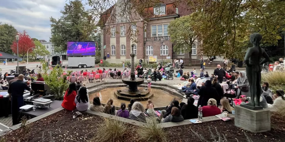 Am Freitag fand auf dem Museumsplatz mit „Music on Screen“ das erste kostenfreie Open-Air-Kino Harburgs statt. Foto: Christian Bittcher