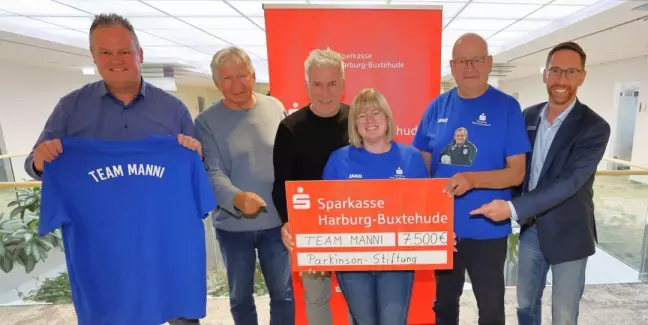 Heiko Bossow (FC Süderelbe), Thomas Bliemeister, Jürgen Ahlert (beide HSV), Nicole Swaen, Jörn Schimkat und Thorsten Sundermann mit dem symbolischen Scheck. Foto: Christian Bittcher