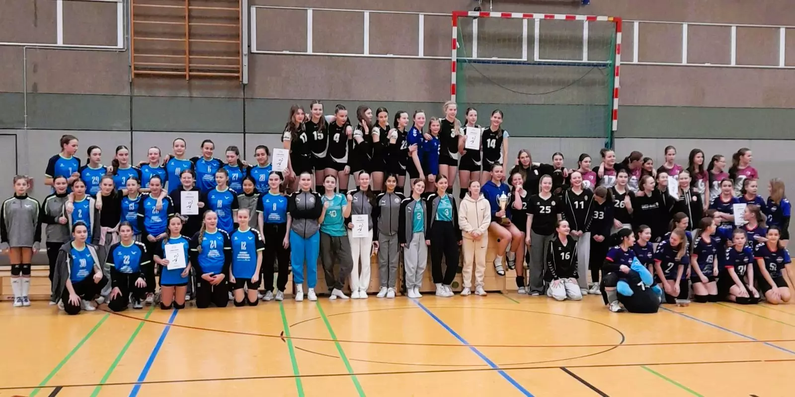 Siegerehrung bei der Hamburger U16-Meisterschaft: Auf dem Foto sind alle teilnehmenden Teams zu sehen, links in den blauen Trikots die drei VTH-Teams. Foto: VTH
