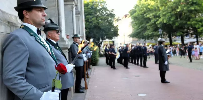 Fackelschein und Nationalhymne vor dem Rathaus beim Großen Zapfenstreich. Foto: Christian Bittcher