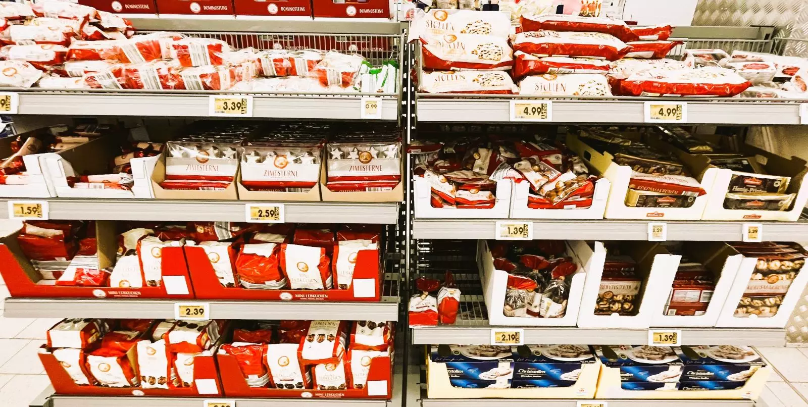 Stollen, Zimtsterne und Marzipankartoffeln: In einigen Supermärkten gibt es bereits jetzt Weihnachts-Naschereien. Foto: privat
