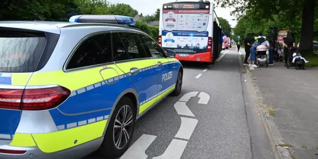  Zwei Verletzte bei Gefahrenbremsung von HVV-Bus auf der Winsener Straße. Foto: Lenthe-Medien