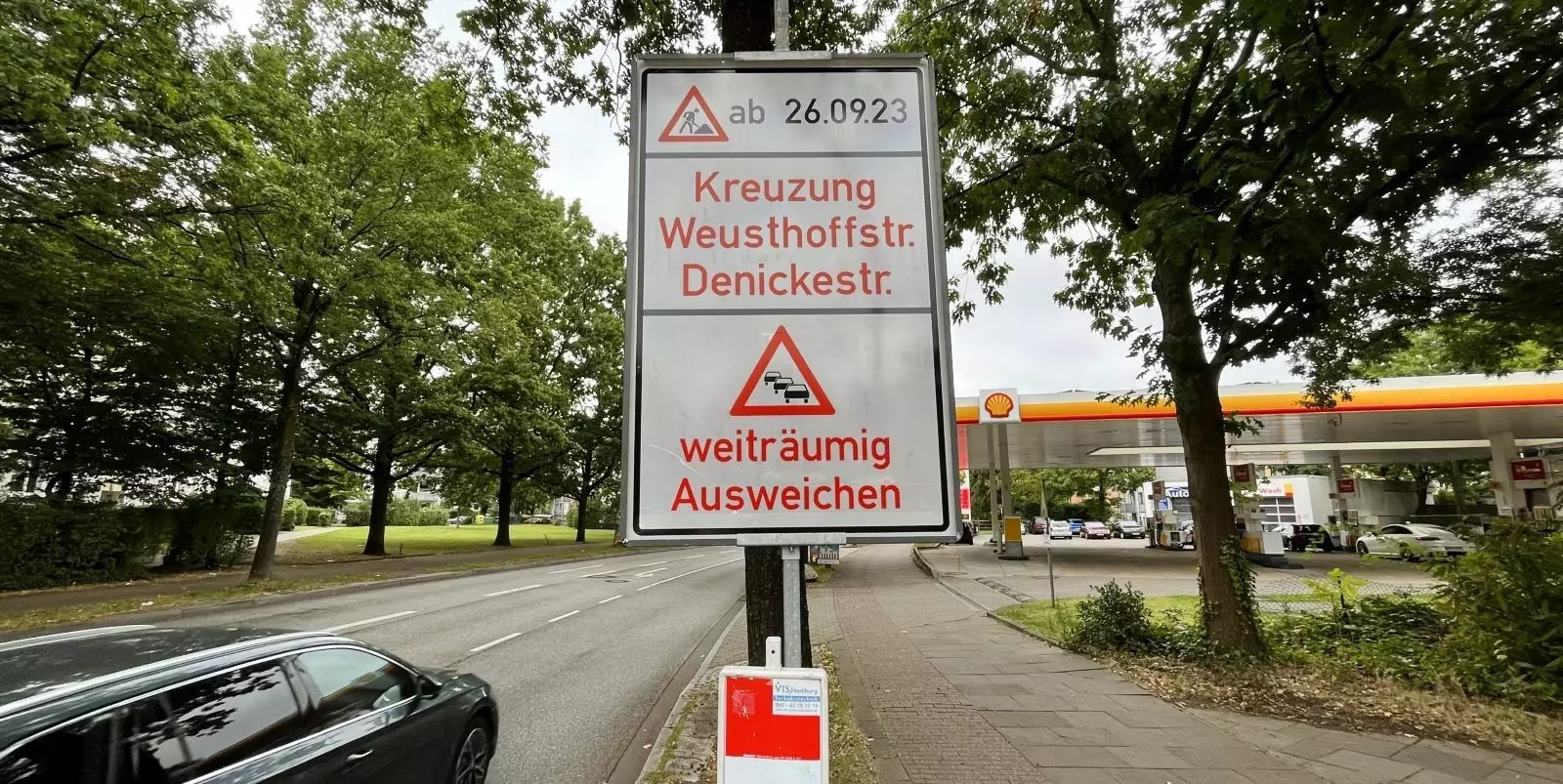 Große Hinweistafeln wurden aufgestellt, um die Autofahrer auf die Behinderung hinzuweisen. Foto: Christian Bittcher