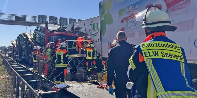 Die Rettungsarbeiten auf der A1. Foto: Lenthe-Medien