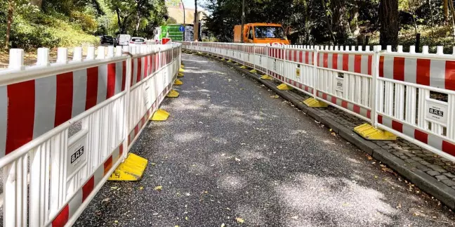 Die halbseitig gesperrte Weusthoffstraße. Geh- und Radwegnutzer können über einen Notweg (Foto) passieren. Foto: Christian Bittcher