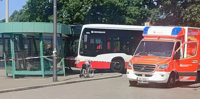 Bus fährt in Wartehaus am Bahnhof Veddel
