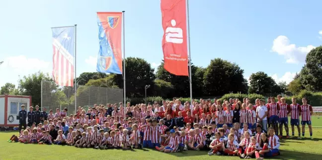 Stimmung beim großen Gruppenfoto mit den Aktiven zur Saisoneröffnung 2025 beim FC Rosengarten. Foto: privat
