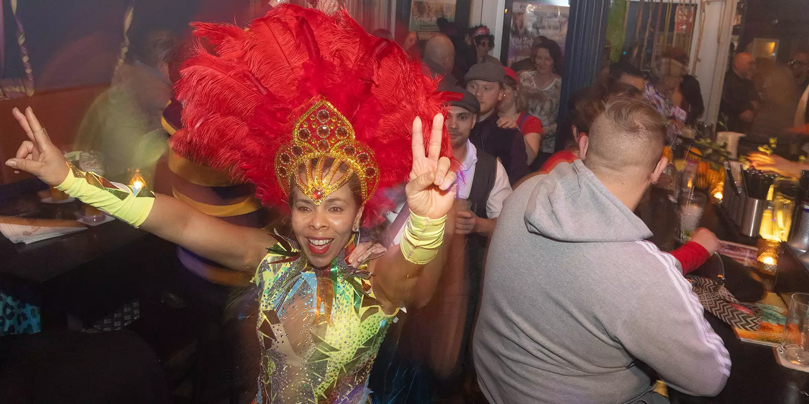 Party mit Samba-Tänzerinnen in der Panthera Bar. Foto: zv