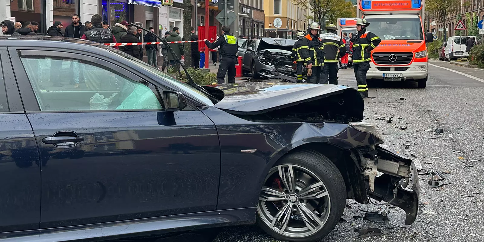 Die beiden zertrümmerten Fahrzeuge in der Wilstorfer Straße. Foto: Lenthe-Medien
