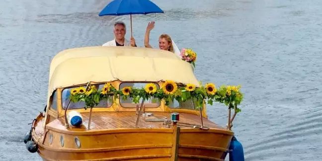 Mit dem Schiff in den Hafen der Ehe: Werner Pfeifer und Cornelia Lux kommen in der Fischhalle an. Foto: privat 