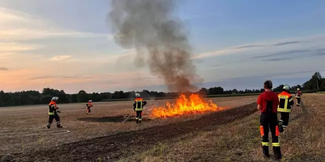 Die Feuerwehr aus Ramelsloh übte bei einer außerordentlich praxisnahen Ausbildung die Bekämpfung von Vegetationsbränden. Foto: Clemens Cohrs, FF Ramelsloh