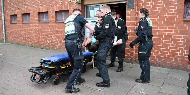 Polizisten holen den Mann aus dem Haus. Foto: Lenthe Medien 