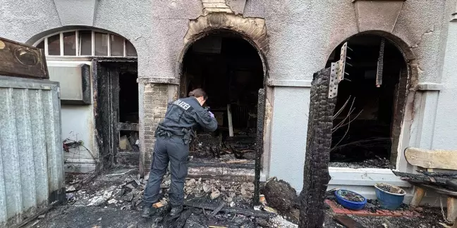 Beamte der Brandermittlung sichern Spuren. Foto: zv