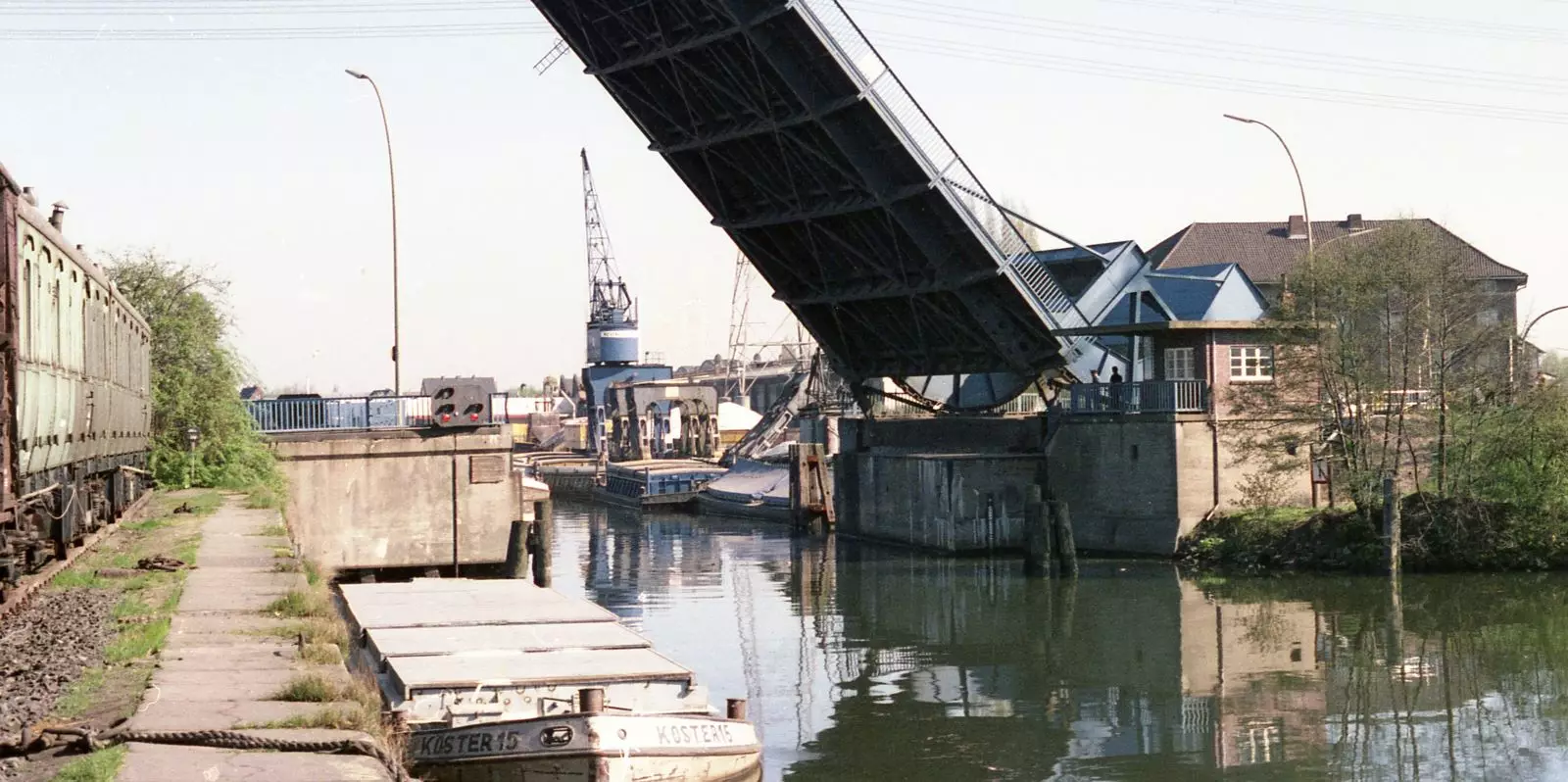 So sah es 1981 im Binnenhafen aus:  Die Klappbrücke Nartenstrasse.  Foto: B. Wiesmüller / GWH