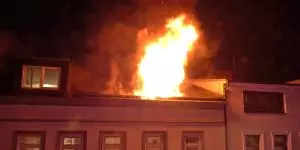 Brand in Dachgeschoßwohnung - Bewohner retten sich ins Freie