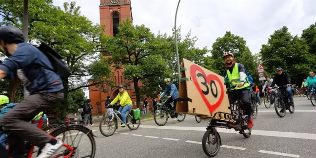An der Kirche gings los: Rund 80 Teilnehmer waren bei der Fahrraddemo dabei. Foto: Christian Bittcher