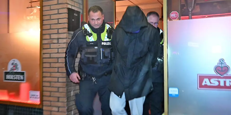 Polizisten führen einen der festgenommenen Männer ab. Foto: Lenthe-Medien
