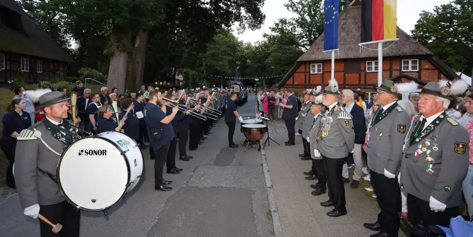 Stimmungsvoller Zapfenstreich für Michael Pahlke vor der Königsburg am Handweg. Foto: Christian Bittcher