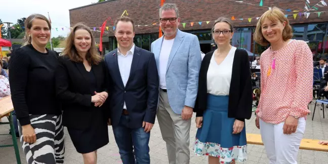 Wiebke Leßniak, Melanie Leonhard, Pascal Henning, Andreas Wiedemann, Ksenija Bekeris und Svenja Bruse eröffneten das große Fest zum Geburtstag. Foto: Christian Bittcher