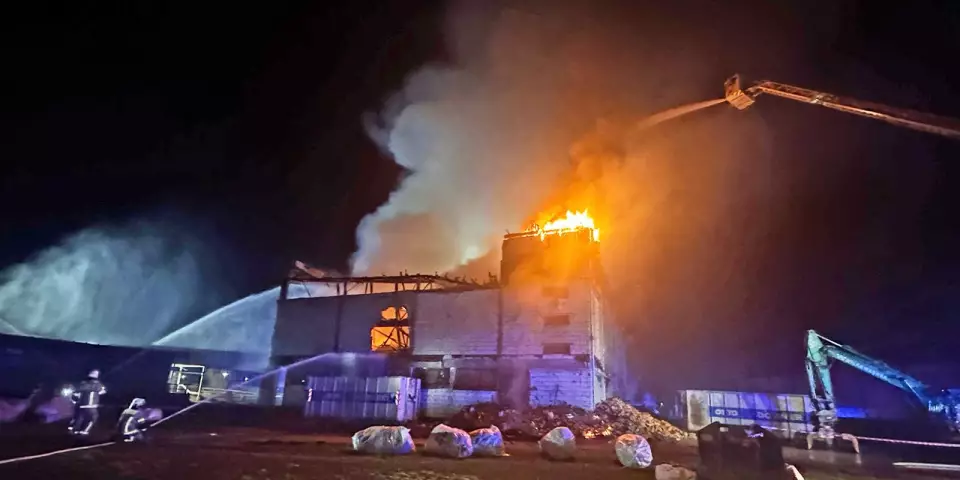 Löscharbeiten an der brennenden Turnhalle. Foto: Lenthe-Medien