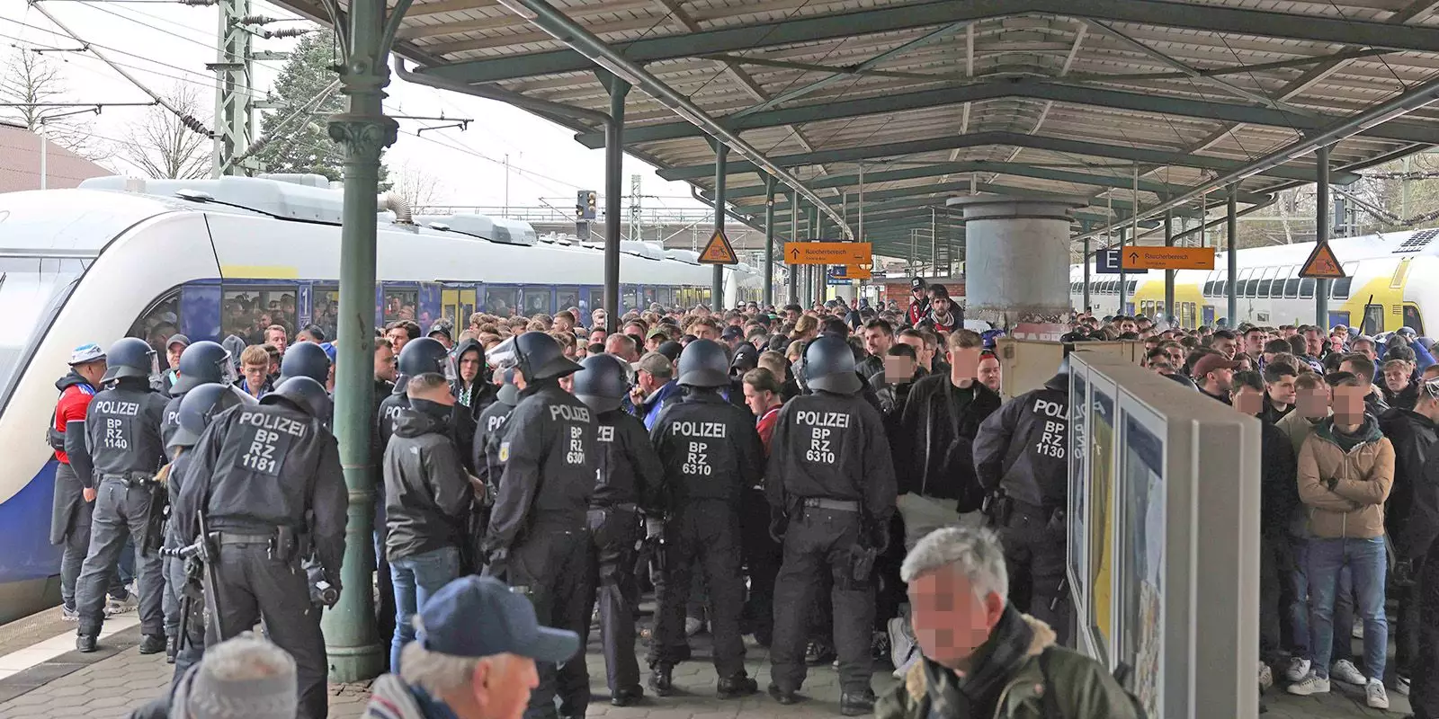 Bundespolizisten haben die Fans auf dem Bahnsteig festgesetzt. Foto: Lenthe-Medien