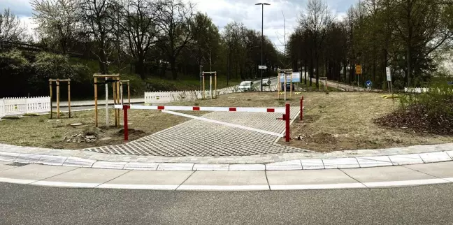 Der neue Kreisverkehr hat in der Mitte einen Parkplatz mit Schranke. Foto: Christian Bittcher