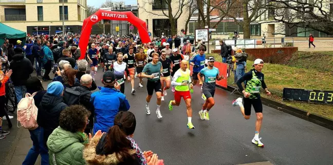 Start des Halbmarathons direkt vor der CU Arena. Quelle: Gesche Breuer/HNT