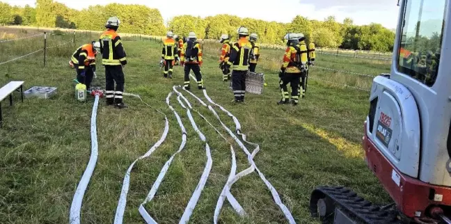 Ein bei Erdarbeiten entdeckter Blindgänger hat für einen großen Einsatz von Feuerwehr und Kampfmittelräumdienst in Helmstorf gesorgt. Foto: Feuerwehr