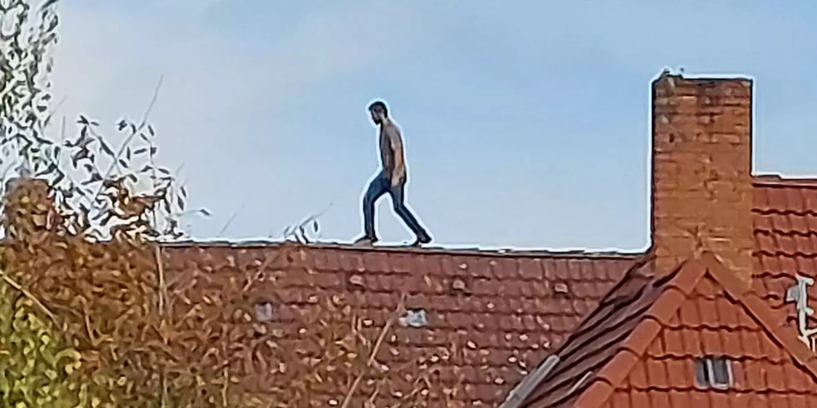 Der 30-Jährige auf dem Dach in Wilstorf: Foto: Lenthe-Medien