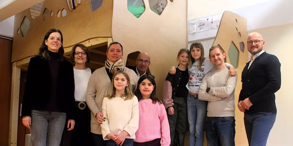 Thomas Müller (4. v. li.), Regionalleiter der Sparkasse Harburg-Buxtehude, wurde von Bettina Koschel (2. v. li.), Jessica Buhr (3. v. li.) und Vorstand Andreas Ofiara (rechts) vom Verein der Wiesenschule zur Besichtigung der neuen Bewegungslandschaft empfangen. Mareile Kleemann (li.) vom Landkreis Harburg vermittelte die Bezuschussung.
