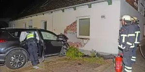 Schwerer Unfall am Moorburger Elbdeich - Auto kracht in historisches Haus