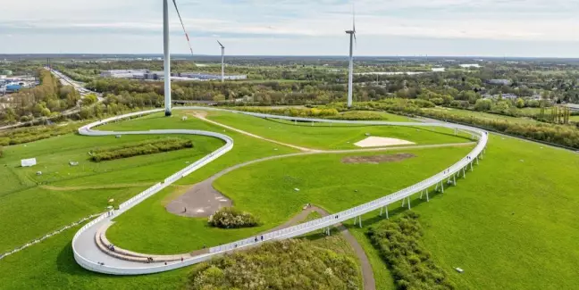 Mit dem spektakulären 900 Meter langen &quot;Horizontweg&quot; bietet die gesicherte und begrünte ehemalige Deponie in 40 Meter Höhe eine fantastische Aussicht auf die Stadt.  Foto: SRH