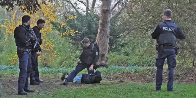 Beamte haben auf dem Alten Friedhof einen jungen Mann überwältigt. Foto: Lenthe-Medien