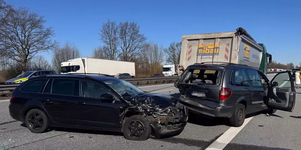 Die Unfallstelle auf der A1, die zur Vollsperrung führte. Foto: Lenthe-Medien