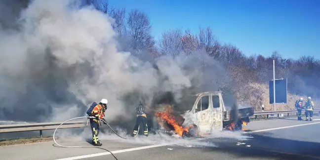 Die Löscharbeiten auf der A1. Foto: Feuerwehr