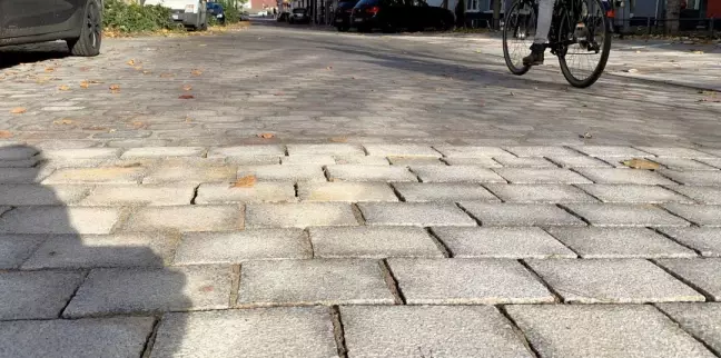 Seit Oktober 2024 wurde der Fahrbahnbelag in der Neue Straße ausgetauscht. Die Straße hat zur besseren Befahrbarkeit ein Granitgroßpflaster erhalten. 