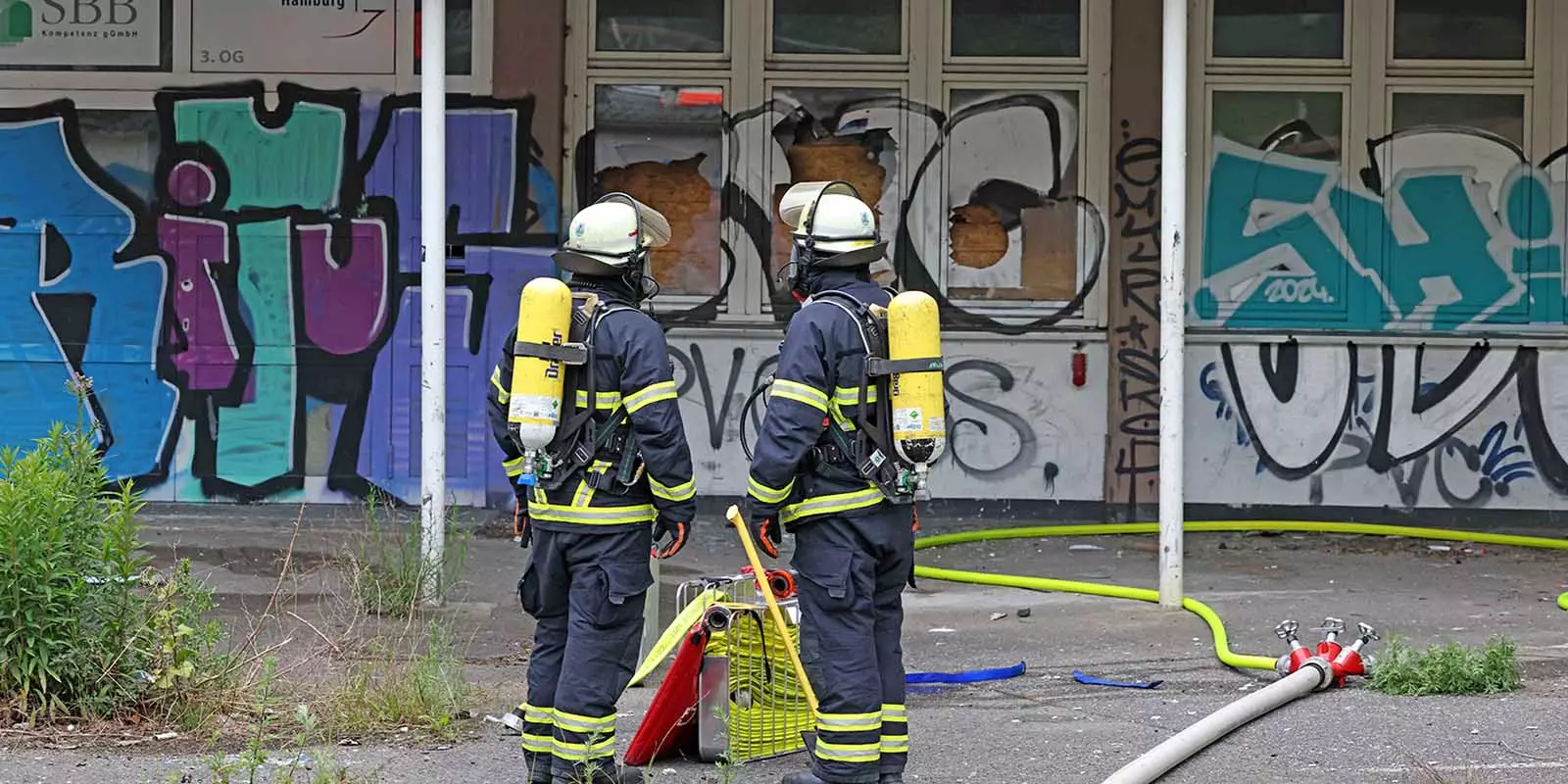 Feuerwehrleute bei dem Einsatz am Montagabend. Foto: Lenthe-Medien