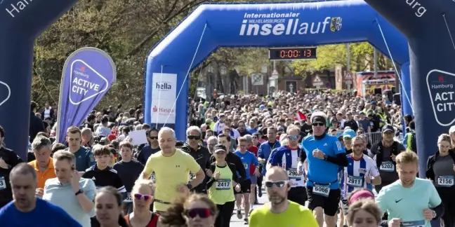 Läufer, soweit das Auge reicht: Start zum Wilhelmsburger Insellauf. Foto: Johannes Schölermann
