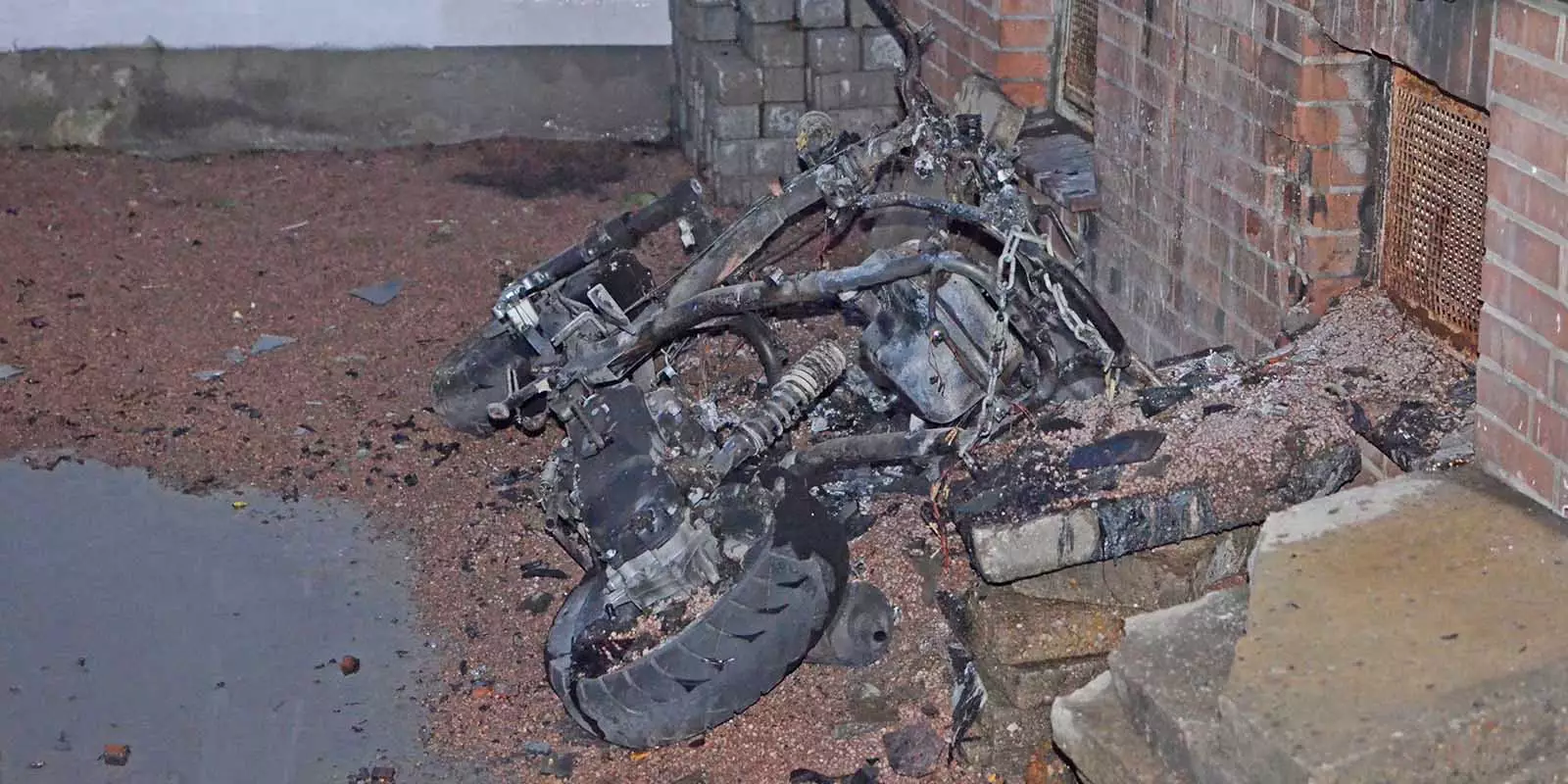 Die Reste des Rollers auf dem Hinterhof. Foto: Lehnte-Medien