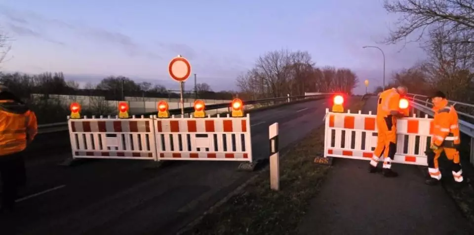 Die Bahnbrücke im Zuge der Kreisstraße 22 zwischen Stelle und Fliegenberg bleibt aus Sicherheitsgründen