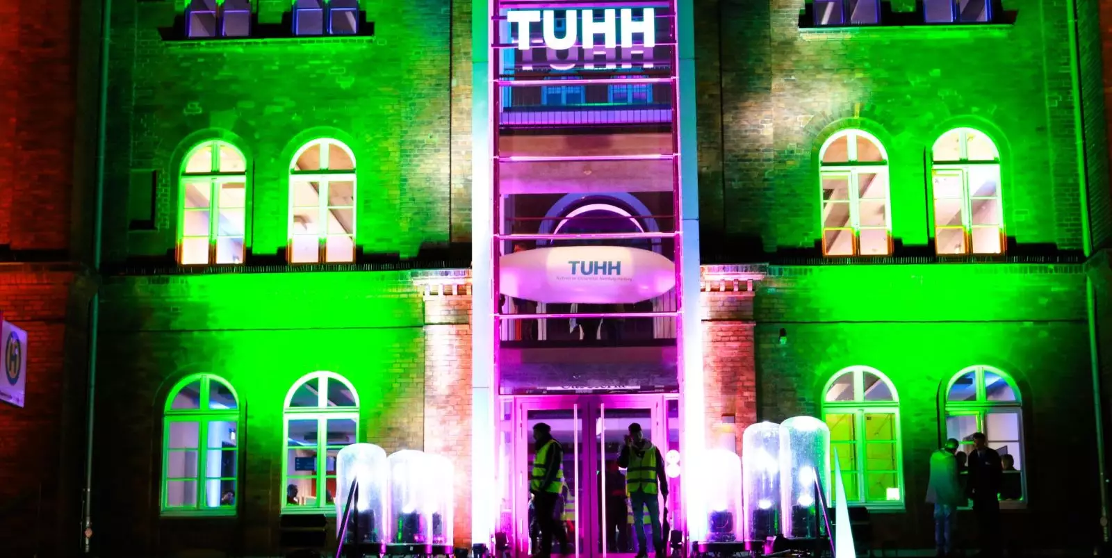 Das illuminierte Hauptgebäude der TUHH. Foto: Christian Bittcher