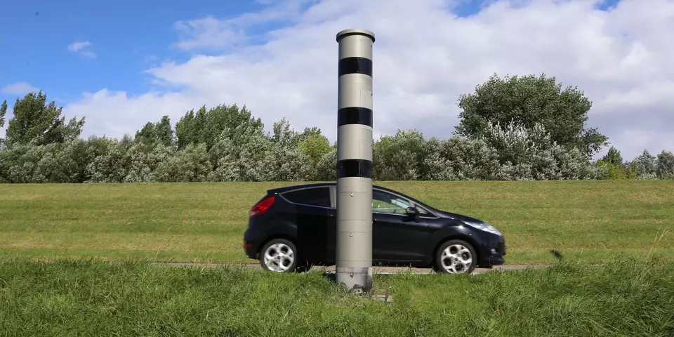 Ein stationärer Blitzer, hier im Alten Land. Foto: zv