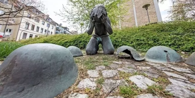 Die Bronzestatue Trauerndes Kind an der Bremer Straße. Foto: zv