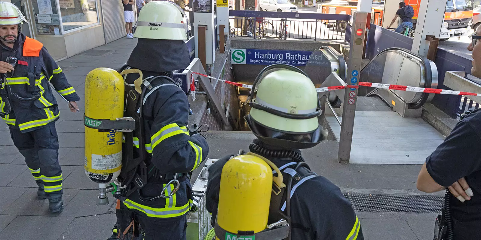 Einsatzkräfte der Feuerwehr am S-Bahnhof Harburg Rathaus. Foto: zv