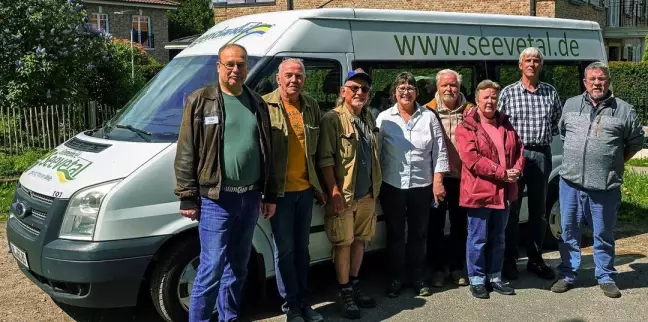 Die Ehrenamtlichen Karsten Klenz, Detlef Crombach, Wilfried Cramer, Marika Pöhls, Jürgen Matthies, Cordula Koch, Henry Benthack und von der Gemeinde Seevetal Erich Schwentke. Foto: Gemeinde Seevetal