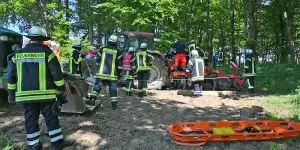 Schwerer Arbeitsunfall in Klecken/Rosengarten bei Hamburg - Mann in landwirtschaftlicher Maschine eingeklemmt