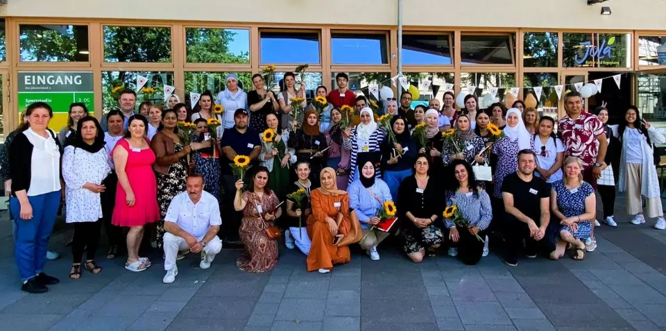 Bildbeschreibung: Gesucht werden weitere Ehrenamtliche für die DRK-Projekte "Elternlotsen" und "Nachbarschaftsmütter" in Neuwiedenthal, Neugraben und Harburg-Süd.  Credit: DRK HH-Harburg 2025