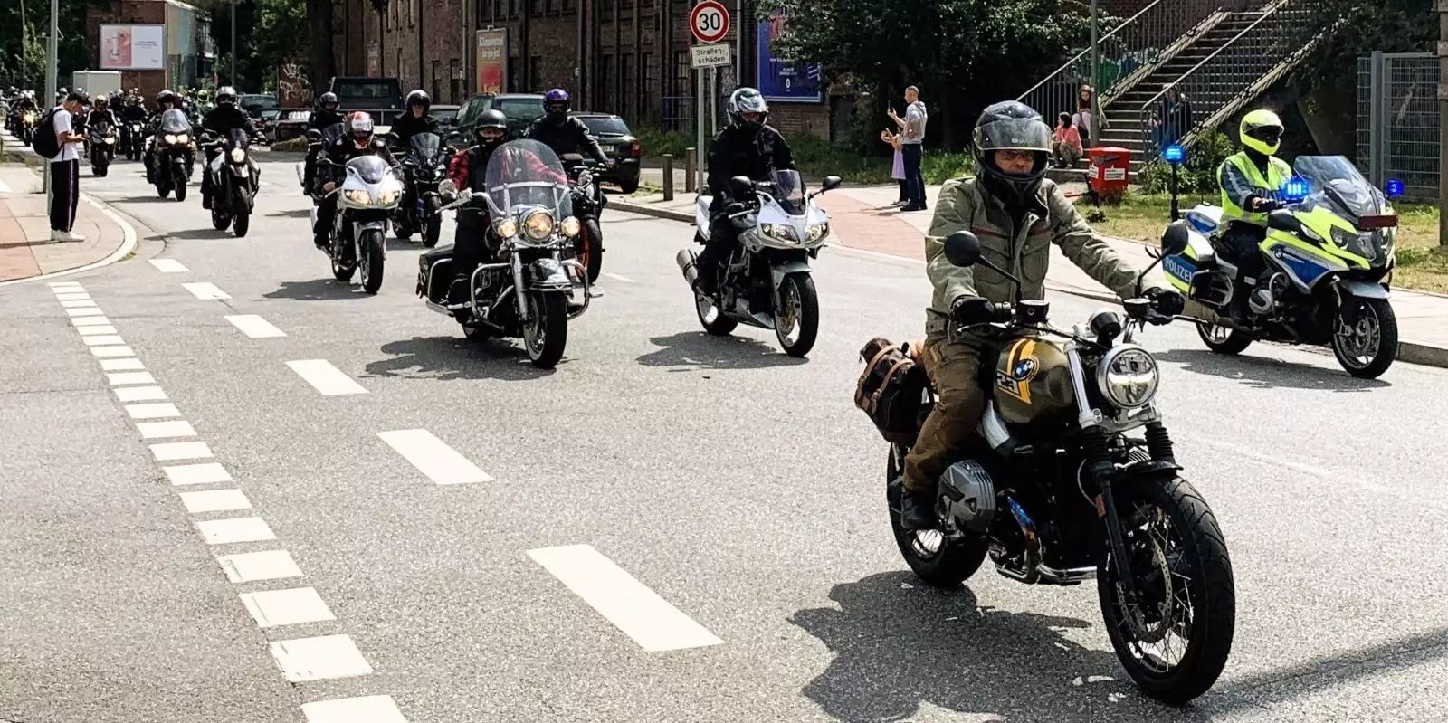 Motorrad-Konvoi im Binnenhafen
