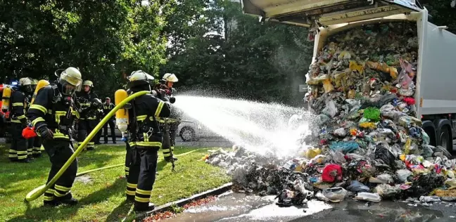 Rund 45 Minuten lang kühlten und löschten die Einsatzkräfte den  Müllberg und das Fahrzeug mit Wasser und zogen ihn dafür in Teilen immer  wieder auseinander. Foto: Lenthe-Medien